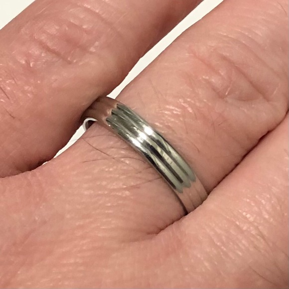 Silver Tone Ribbed Ring, Size 9.5 - Picture 4 of 4